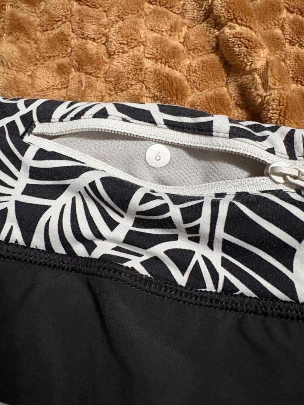 Lululemon Speed Shorts 2.5" Mid Rise Black & Angel Wing Running Size 6 - Picture 7 of 10